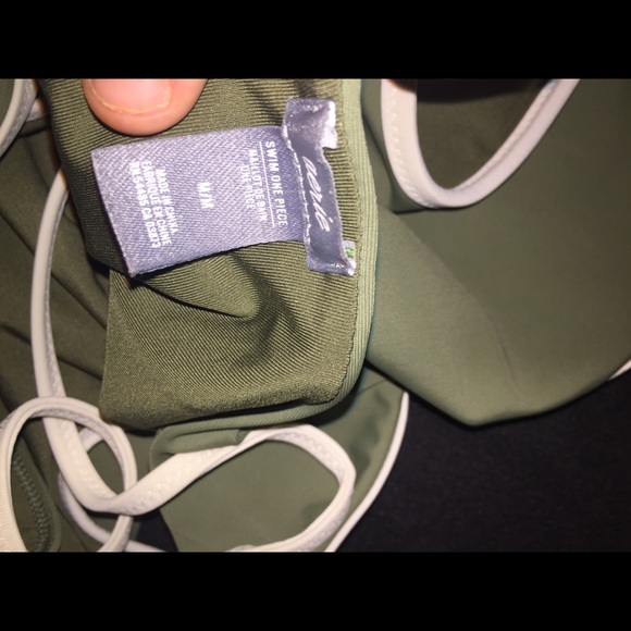 One piece bathing suit - Picture 2 of 3